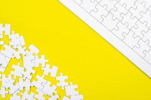 un puzzle su un'idea di business sfondo giallo foto