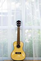 chitarra classica collocata nella stanza foto