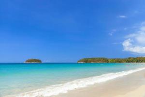 mare blu turchese cristallino alla spiaggia di kata, phuket, tailandia foto