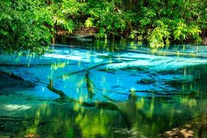 piscina blu, sorgente turchese cristallina nascosta nel mezzo della foresta, krabi, thailandia foto