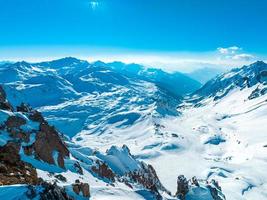 sfondo fantastico della bandiera del paesaggio delle montagne della neve. foto