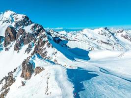 sfondo fantastico della bandiera del paesaggio delle montagne della neve. foto