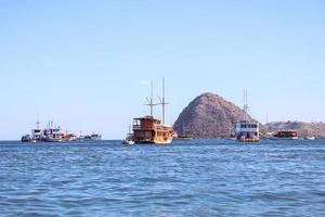 tradizionale barca in legno o phinisi porto galleggiante di labuan bajo foto