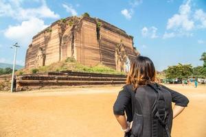 giovane turista in visita alla pagoda mingun pahtodawgyi uno stupa incompleto del monumento a sagaing ma è ancora la più grande pagoda del myanmar. foto