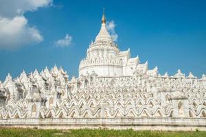 bei dettagli della pagoda hsinbyume altro nome chiamato 'taj mahal del fiume irrawaddy'. questa pagoda che rappresenta il monte meru della cosmologia buddista situata nella regione sagaing del myanmar. foto