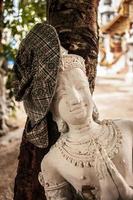 La statua di deva in tradizionale stile tailandese è la famosa statua per la decorazione del luogo religioso dell'Asia orientale. foto