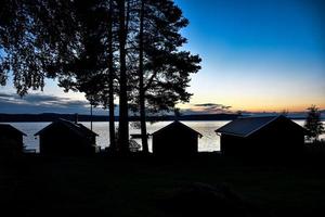 rimesse per barche svedesi vicino al lago al tramonto foto