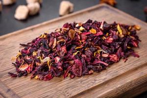 petali di rosa essiccati per il tè, medicina alternativa foto