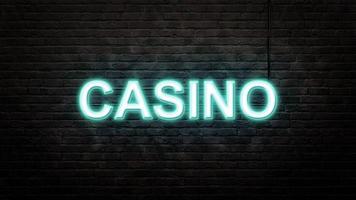 emblema dell'insegna al neon del casinò in stile neon su sfondo muro di mattoni foto