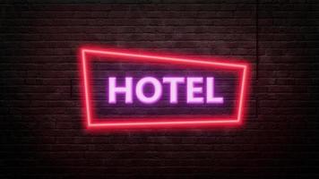 emblema del segno dell'hotel in stile neon su sfondo muro di mattoni foto