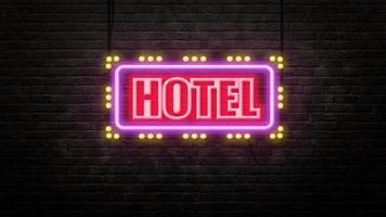 emblema del segno dell'hotel in stile neon su sfondo muro di mattoni foto