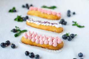 delizioso cupcake su un piatto bianco su sfondo bianco. foto