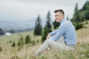 servizio fotografico dello sposo in montagna. foto di matrimonio in stile boho.