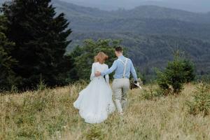 servizio fotografico degli sposi in montagna. foto di matrimonio in stile boho.