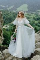 ritratto di una sposa in montagna. foto