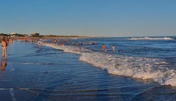 necochea, buenos aires, argentina, 2021. in spiaggia al tramonto foto