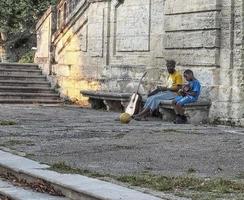 francia, montpellier, 17 giugno 2018-uomo e bambino con strumenti foto