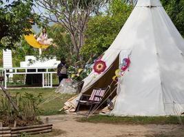 thailandia, uttaradit, 2022-tenda e giardino presso l'amatist cafe foto