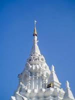 tempio bianco in thailandia foto