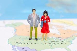 persone in miniatura, coppia in piedi sulla mappa americana foto