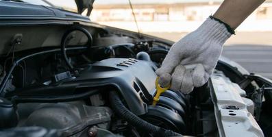 controllare il livello dell'olio nel motore foto