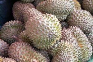 gruppo di durian nel mercato foto