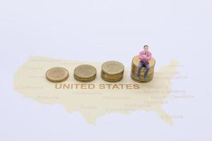 persone in miniatura, uomo d'affari in piedi sulla mappa americana foto