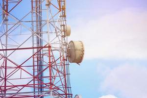 torre di telecomunicazioni e satellite su cielo blu foto
