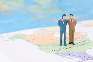 persone in miniatura, uomo d'affari in piedi sulla mappa americana foto