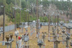 sottostazione elettrica ad alta tensione ferroviaria in un bosco di conifere. foto