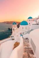 incredibile vista serale dell'isola di santorini. pittoresco tramonto primaverile sulla famosa oia, grecia, europa. sfondo del concetto di viaggio. destinazione per le vacanze estive foto