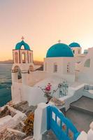 incredibile vista serale dell'isola di santorini. pittoresco tramonto primaverile sulla famosa oia, grecia, europa. sfondo del concetto di viaggio. destinazione per le vacanze estive foto