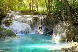 bella cascata e piscina color smeraldo nella foresta pluviale tropicale in tailandia. foto