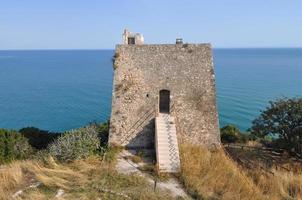 antica torre sul mare foto