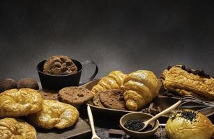 dolci da forno popolari come biscotti, croissant, torte in idee per apparecchiare la tavola per dessert o cottura. foto