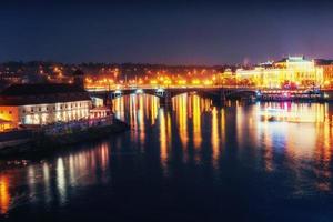 riflesso della casta di praga e del ponte charles al tramonto. foto