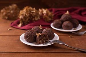 palline di cioccolato vegano crudo fatte in casa foto