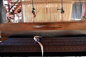 piccoli telai per tessere in legno utilizzati per la tessitura nelle famiglie thailandesi rurali. foto