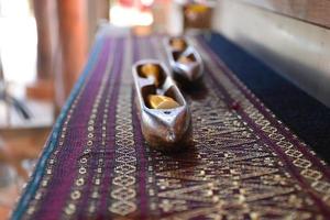 bobine per tessitura utilizzate con piccoli telai in legno per la tessitura nelle famiglie thailandesi rurali. foto