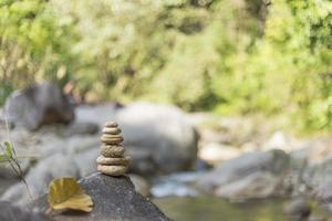 pietre zen pietra zen sul fiume per una meditazione perfetta foto