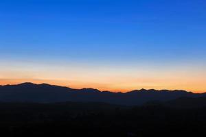 bellissimo cielo all'alba sfondo naturale foto