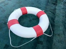 anello di vita in piscina. foto