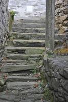 antica scala in pietra tradizionale sulle montagne foto