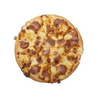 pizza isolata su sfondo bianco. foto