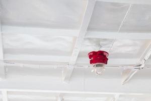 primo piano di lampadine rosse sul soffitto della nave. foto
