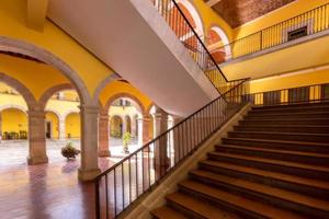 Messico centrale, strade colorate di aguascalientes e case coloniali nel centro storico vicino alla basilica della cattedrale, una delle principali attrazioni turistiche della città foto