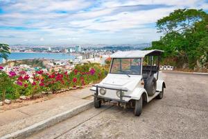 taxi pulmonia con vista panoramica della città vecchia di mazatlan sullo sfondo, messico foto