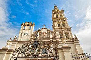 monterrey, edifici storici colorati nel centro della città vecchia barrio antiguo in un'alta stagione turistica foto