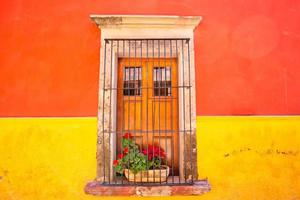 messico, edifici colorati e strade di san miguel de allende nel centro storico della città foto