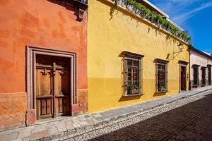 messico, edifici colorati e strade di san miguel de allende nel centro storico della città foto